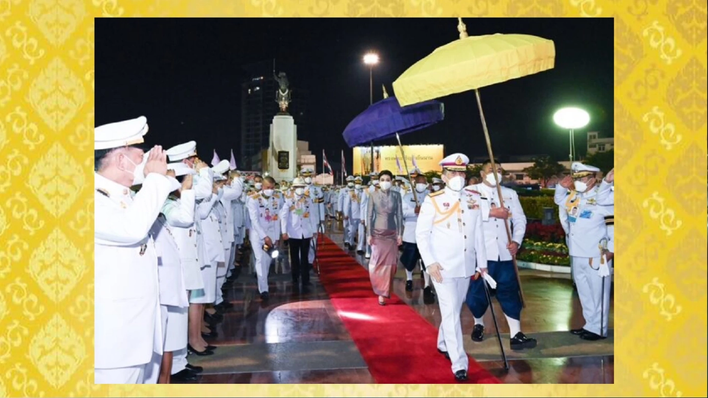 ในหลวง พระราชินี เสด็จฯ ทรงถวายราชสักการะ พระบรมราชานุสาวรีย์พระเจ้าตากสินมหาราช