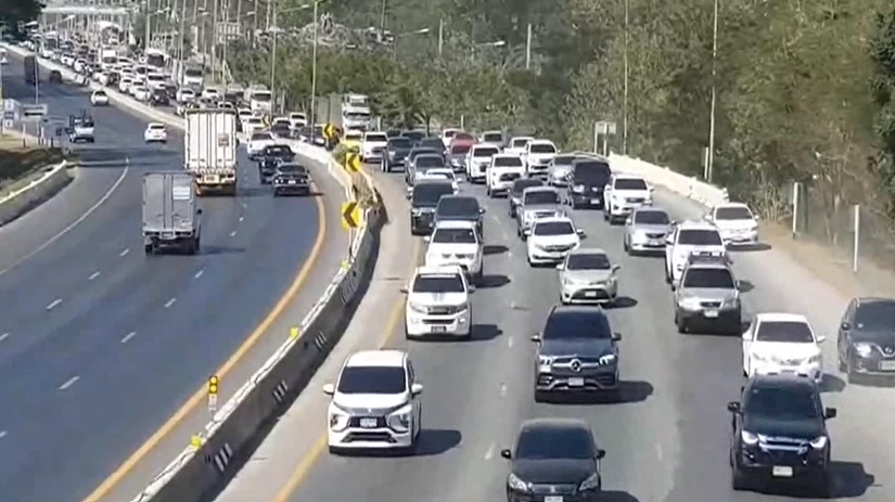 "ถนนมิตรภาพ" แก่งคอย-มวกเหล็ก รถติดหนึบ คนแห่กลับ ตจว. ช่วงปีใหม่