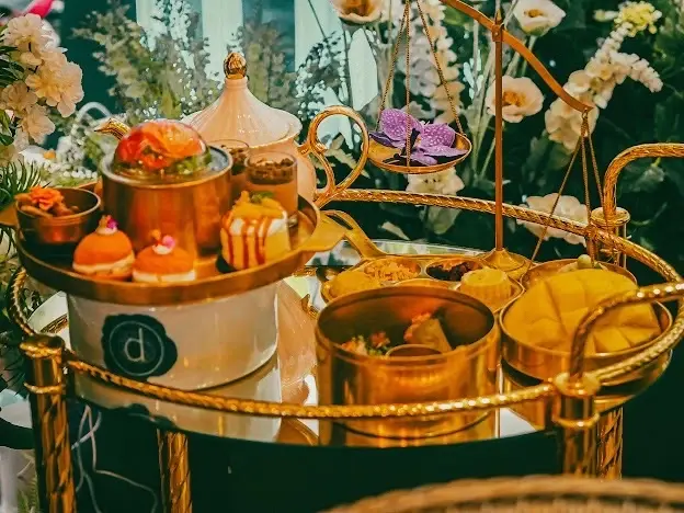 จิบชายามบ่ายในสวนดอกไม้ ใจกลางเมืองที่ Divana Signature Café
