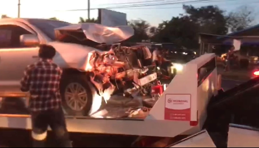 ระทึก! รถบัสทัศนศึกษา เจอรถแห่กลับรถตัดหน้า พุ่งชนยับ นร.เจ็บอื้อ (มีคลิป)