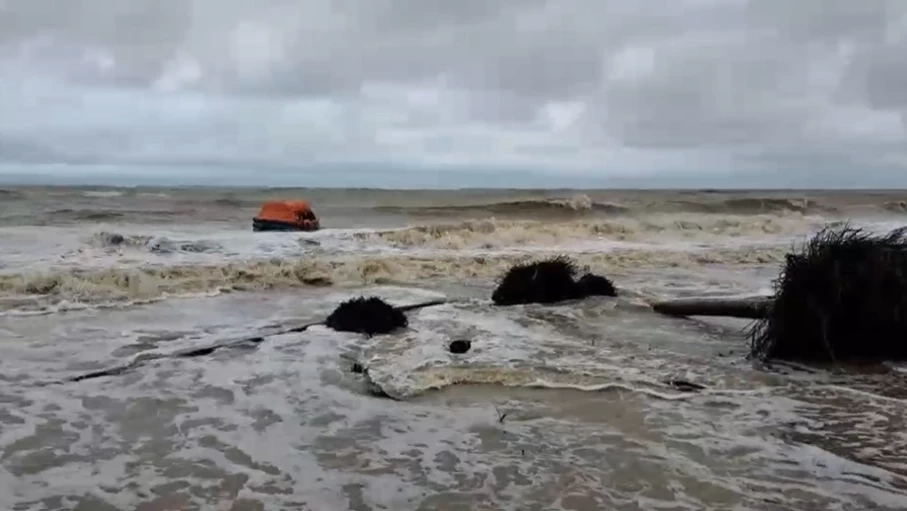 คลื่นลมแรงซัดเรืออินโดนีเซีย เกยหาดตะโละกาโปร์ 8 ชีวิตสละเรือเอาชีวิตรอด