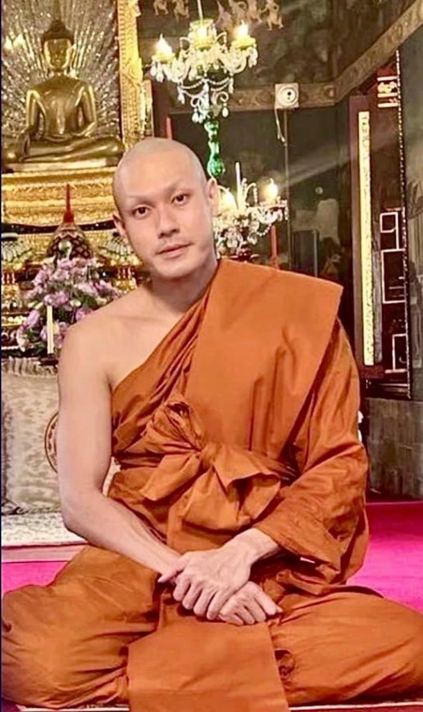 คุณแม่อิ่มบุญ “หน่องธนา” เข้าพิธีอุปสมบทเรียบง่ายได้รับฉายา โสภณธโน