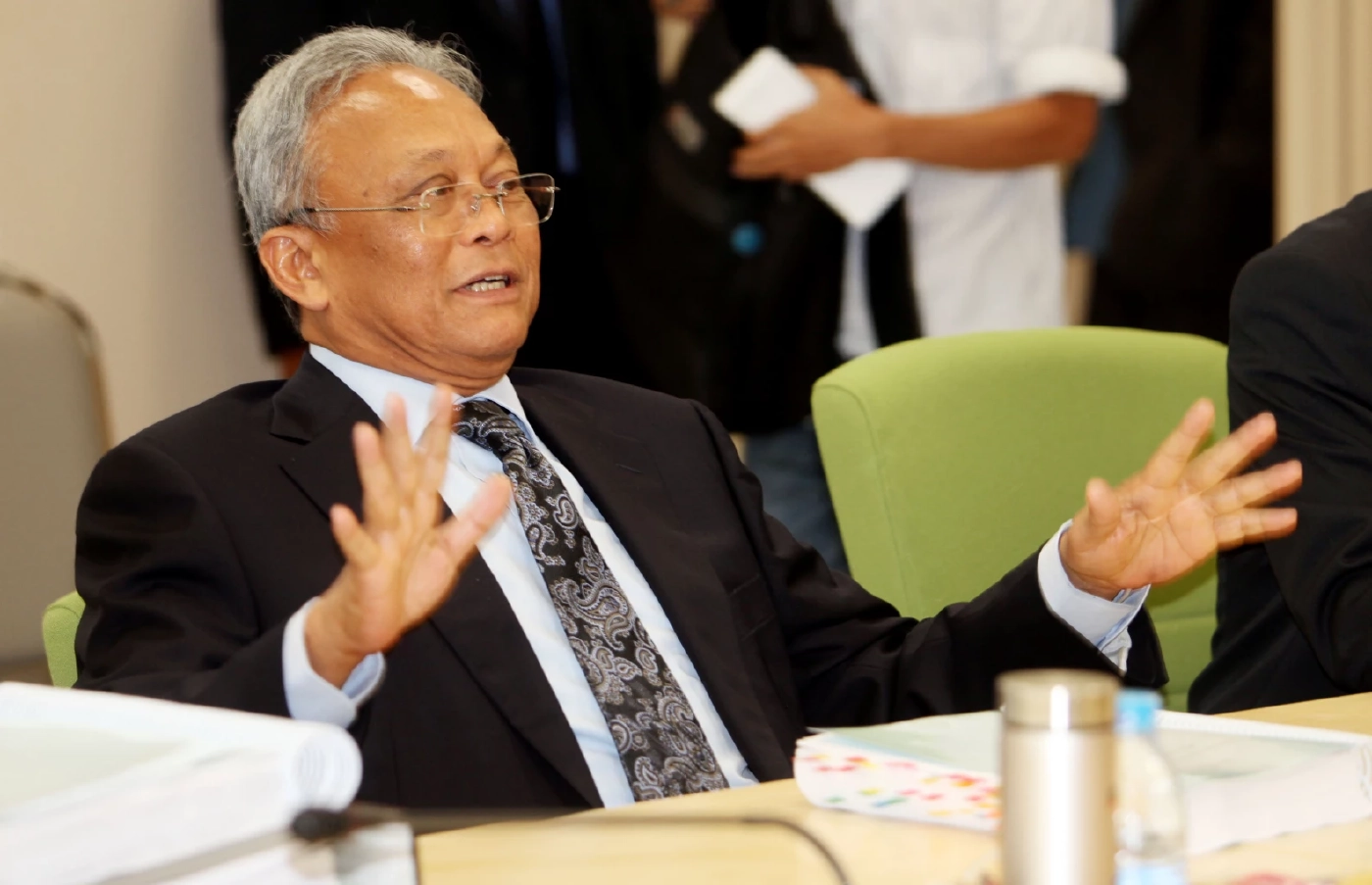 นายสุเทพ เทือกสุบรรณ 