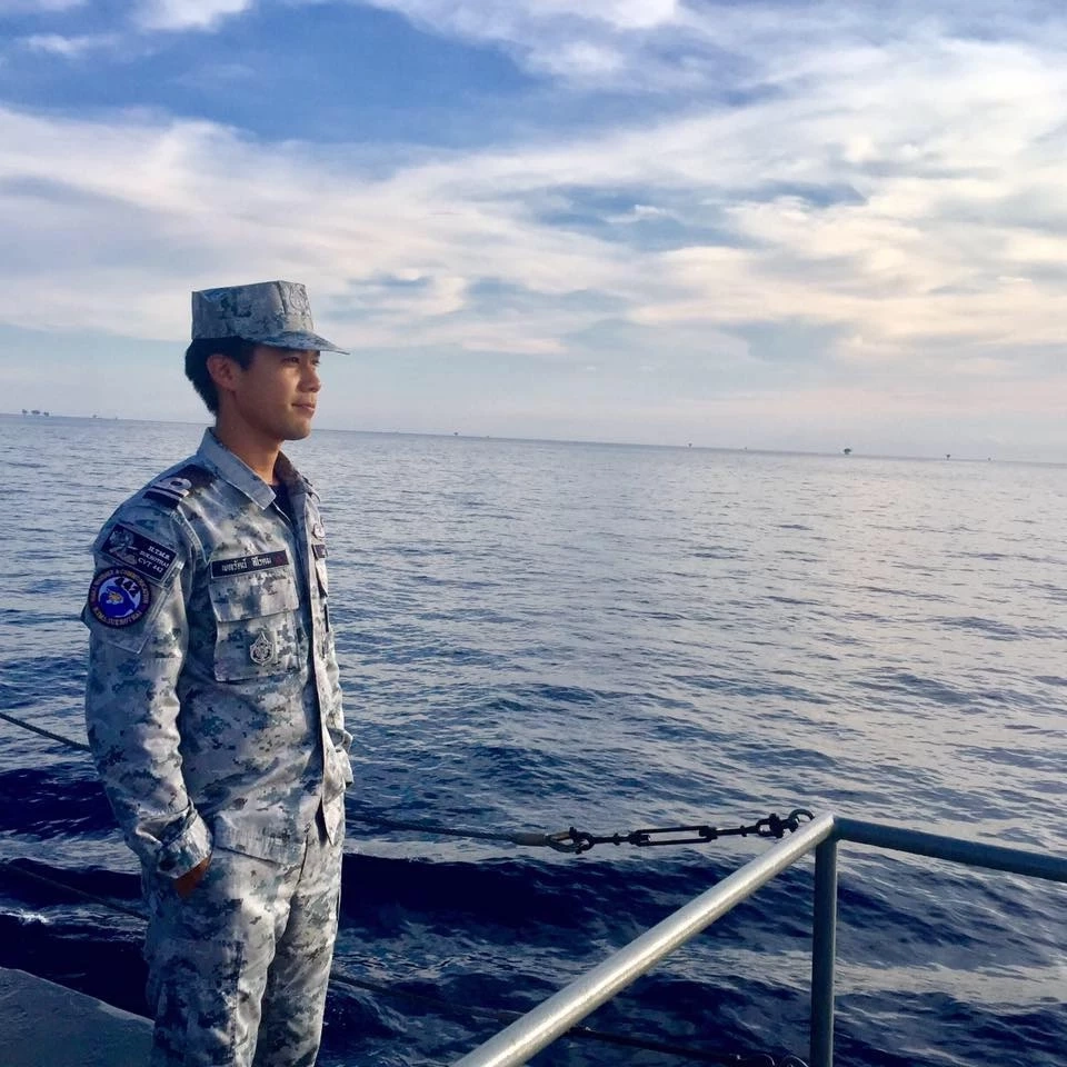 สุดซึ้งภาพ "ต้นเรือพลับ" ขอภรรยาแต่งงานกลางสนามบิน โซเชียลภาวนาหวังปาฏิหาริย์ช่วย