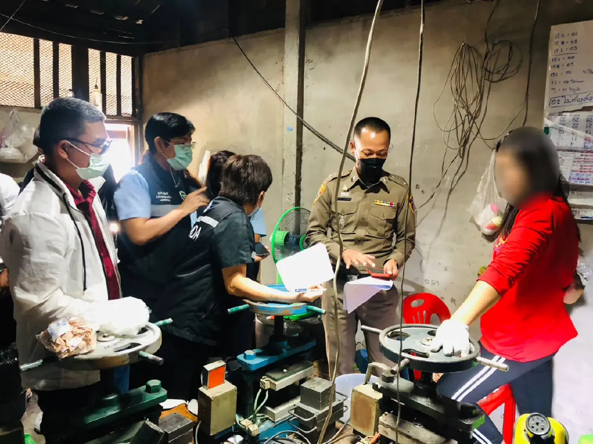 บุกทลายโรงงานผลิตซิลิโคนเถื่อน ผงะ! ส่งขายคลินิกชื่อดังทั่วประเทศ