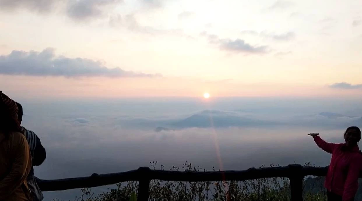หนาวสุดในรอบปี! นักท่องเที่ยวล้นภูเรือ รอชมทะเลหมอก