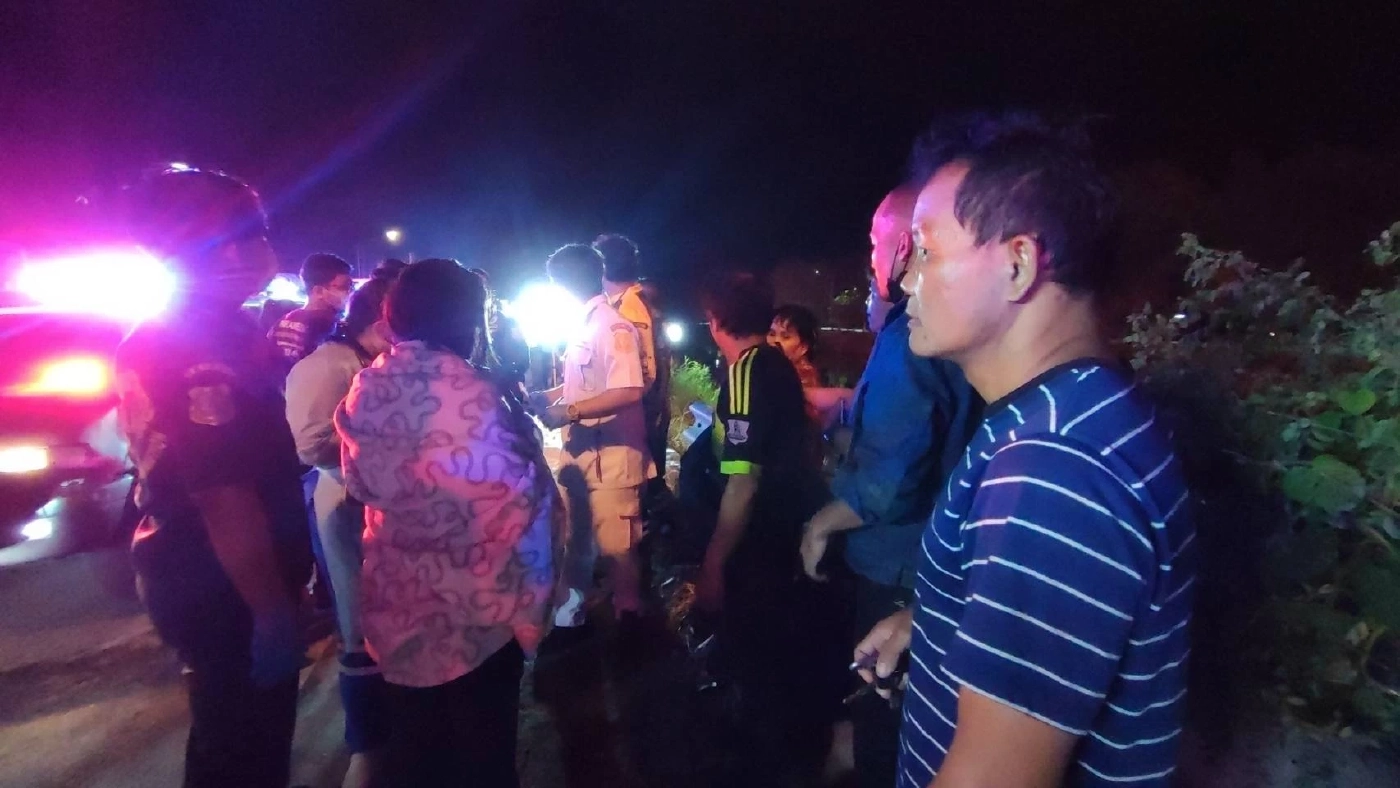 รถตู้โดยสารพาคนกลับ ตจว. พุ่งตกคลองระพีพัฒน์ ดับ 4 บาดเจ็บ 7