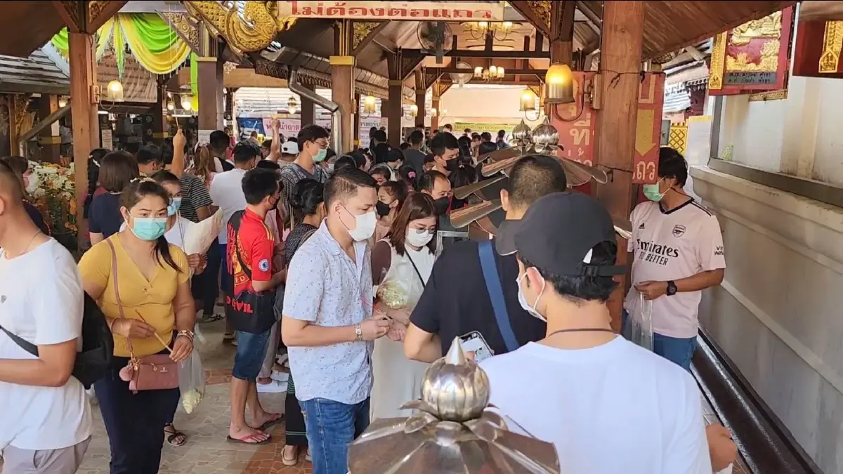 นทท.แห่ขอพรหลวงพ่อทันใจ วัดดอยคำ เสริมความเป็นสิริมงคลต้อนรับปีใหม่