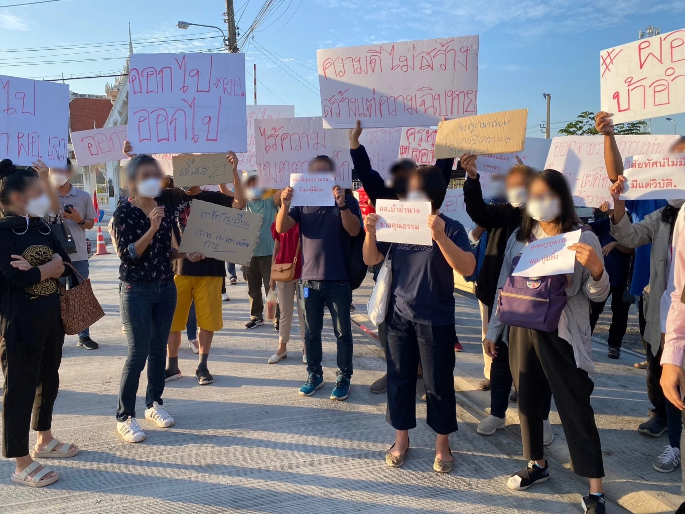 ผู้ปกครอง-ศิษย์เก่า กว่า 50 คน รวมตัวไล่ ผอ. รร.ดัง ย่านนิมิตใหม่