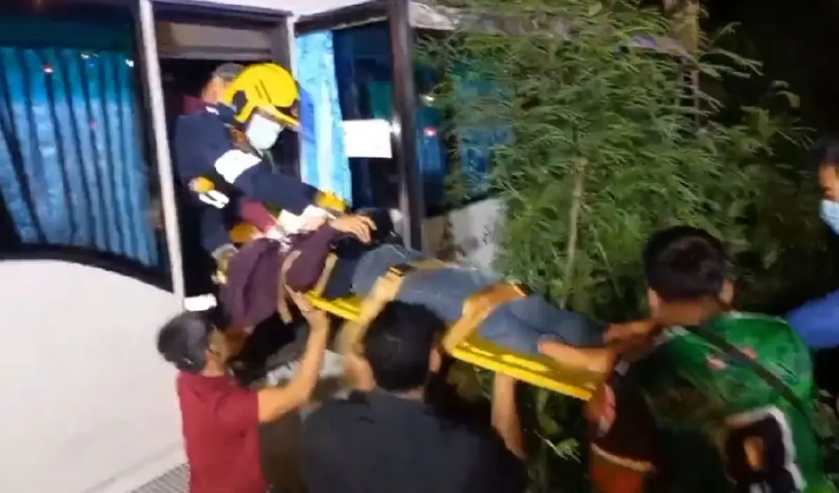หวิดสลด! รถทัวร์เสียหลักตกข้างทาง นักท่องเที่ยวต่างชาติบาดเจ็บ 18 ราย