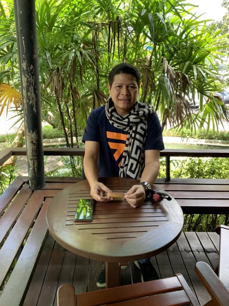 "นายสมโชติ  มีชนะ" อดีตนายกองค์การนักศึกษามหาวิทยาลัยรามคำแหง และผู้ประสานงานเครือข่ายใต้ มูฟออน (South Move On) 