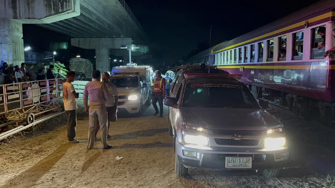 เก๋งซิ่งฝ่าไม้กั้นทางรถไฟ ถูกชนดับ 3 ศพ