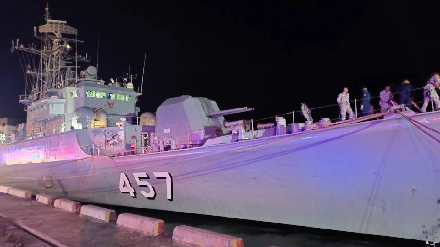 กองทัพเรือ ส่งเรือออกช่วยเหลือกำลังพลบน"เรือหลวงสุโขทัย" 