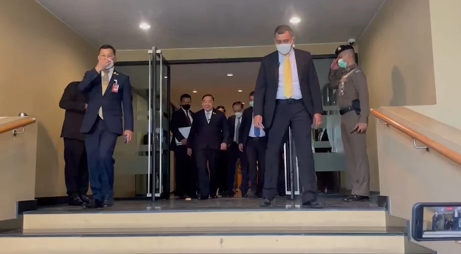 โชว์นิ่ง! "บิ๊กป้อม" อารมณ์ดียักคิ้วให้สื่อ อุบตอบปม "มิ่งขวัญ" ลาออก