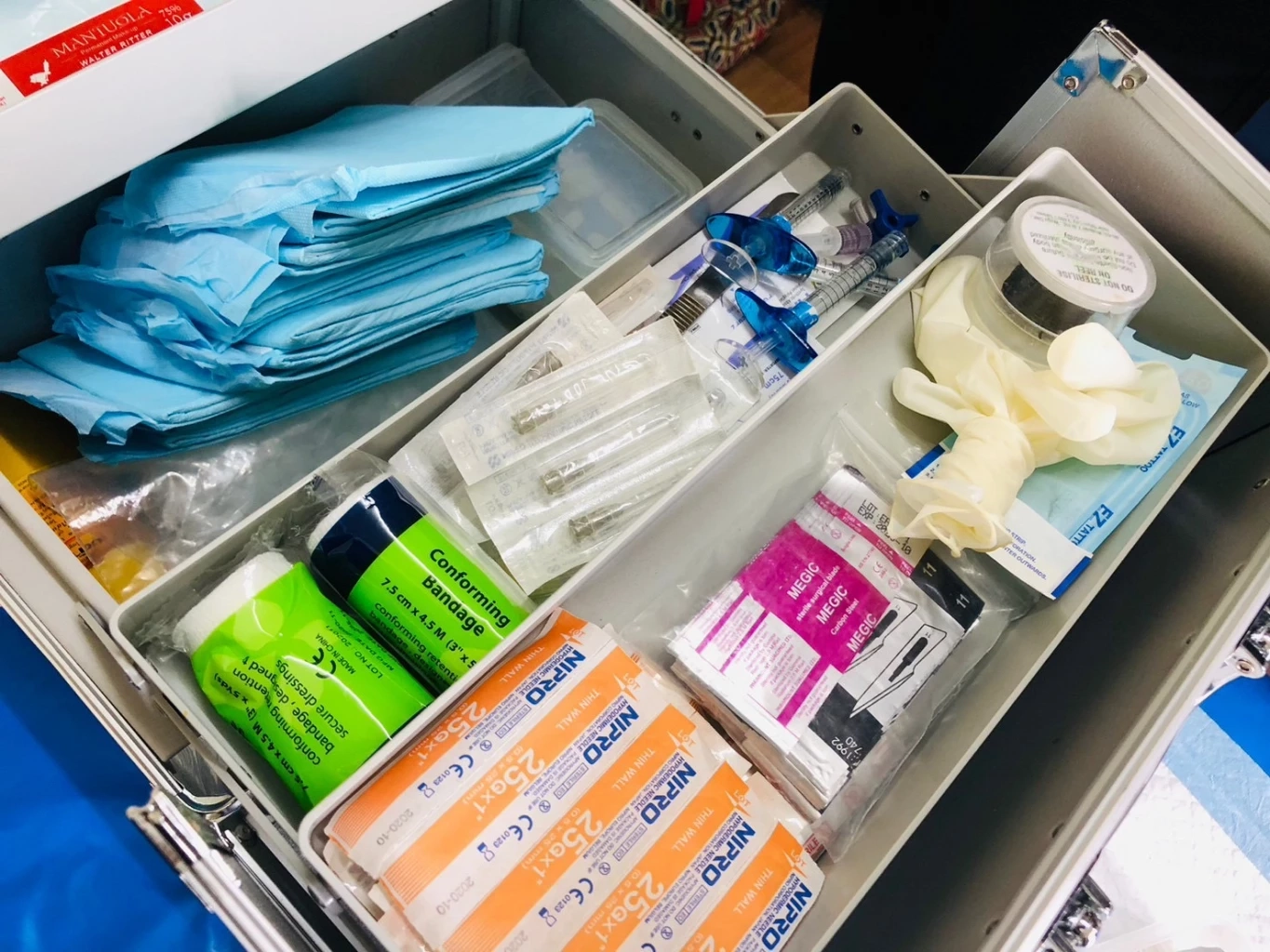 ของกลางที่ ตำรวจ ปคบ. ตรวจยึดได้จากหมอเถื่อน