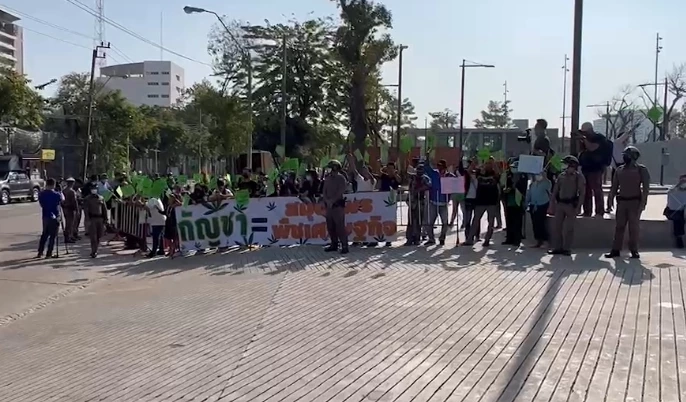 ม็อบ! บุกสภาฯ จี้ ผ่านร่าง กม.กัญชา ดักทาง ส.ส.หยุดนำกัญชาหาเสียงครั้งหน้า