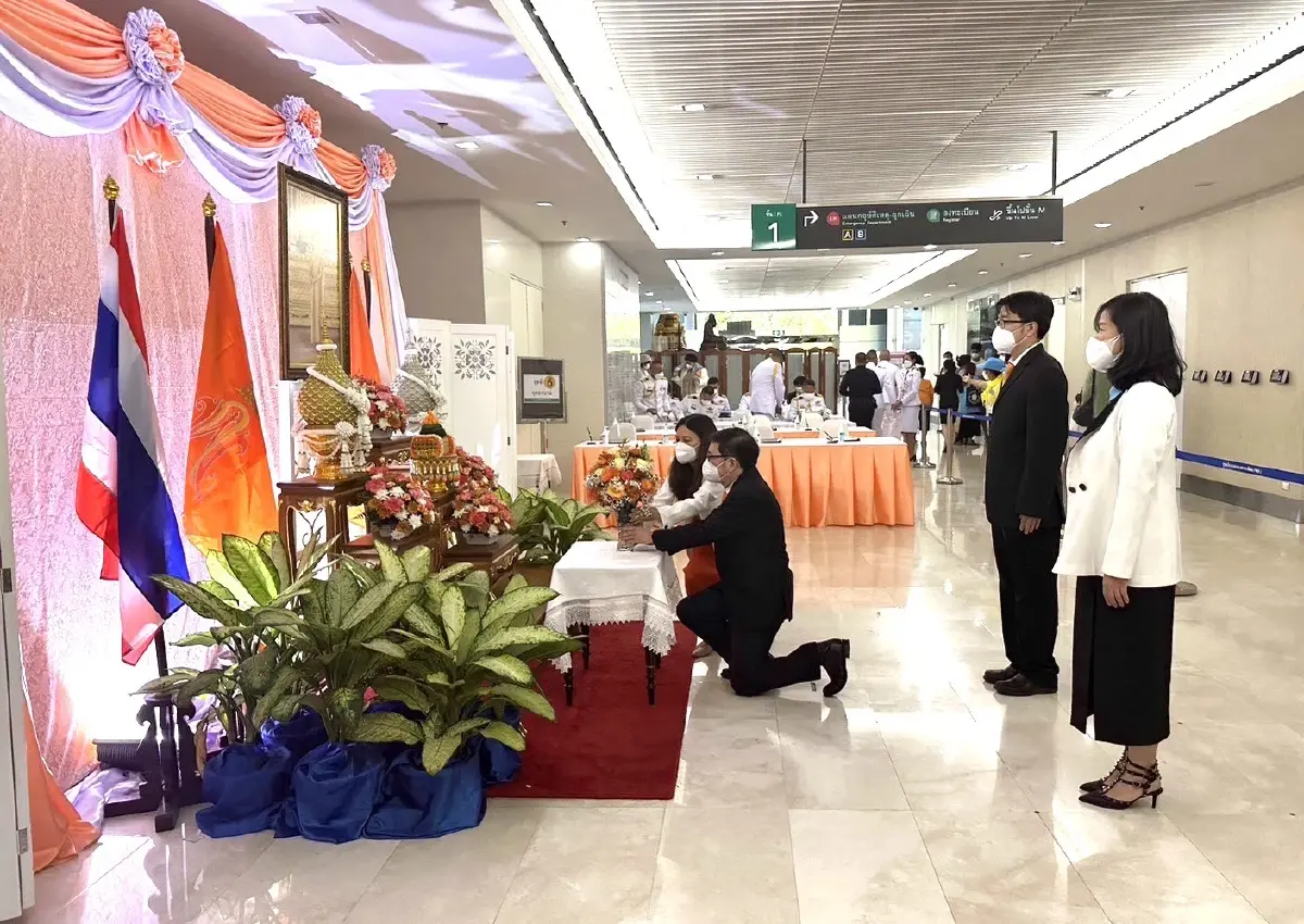 ห้างแว่นท็อปเจริญ นำผู้บริหารและพนักงาน ถวายแจกันดอกไม้หน้าพระฉายาลักษณ์ สมเด็จพระเจ้าลูกเธอ เจ้าฟ้าพัชรกิติยาภา นเรนทิราเทพวดี กรมหลวงราชสาริณีสิริพัชร มหาวัชรราชธิดา