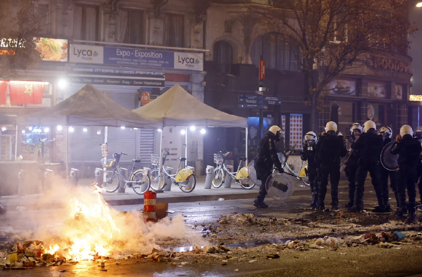 แฟนบอล "ฝรั่งเศส-โมร็อกโก" ปะทะหลายจุดทั่วประเทศ พบผู้เสียชีวิต 1 ราย (คลิป)