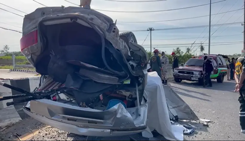 อุทาหรณ์! หนุ่มทาสยาบ้า ซิ่งเก๋งกลับบ้านฉลองปีใหม่ รถแหกโค้งดับคาซากรถ