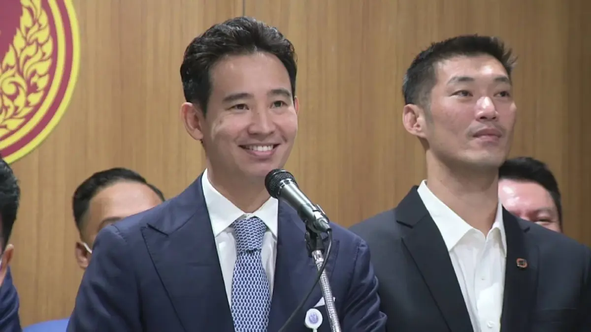 พิธา  ลิ้มเจริญรัตน์  หัวหน้าพรรคก้าวไกล และ ธนาธร  จึงรุ่งเรืองกิจ ประธานคณะก้าวหน้า  