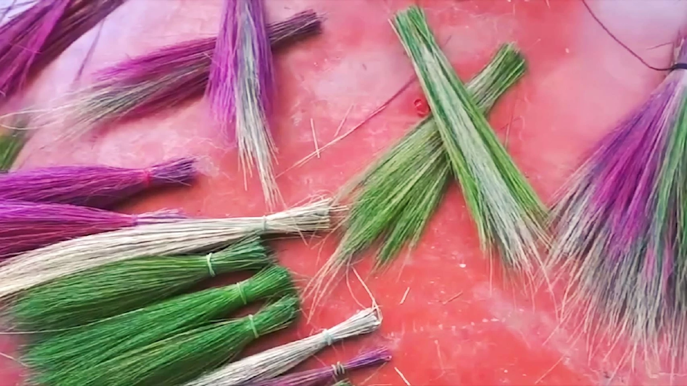 หญิงไอเดียดี เปลี่ยนไม้กวาดธรรมดาเป็น “ไม้กวาดแฟนซี” ดึงดูดลูกค้า