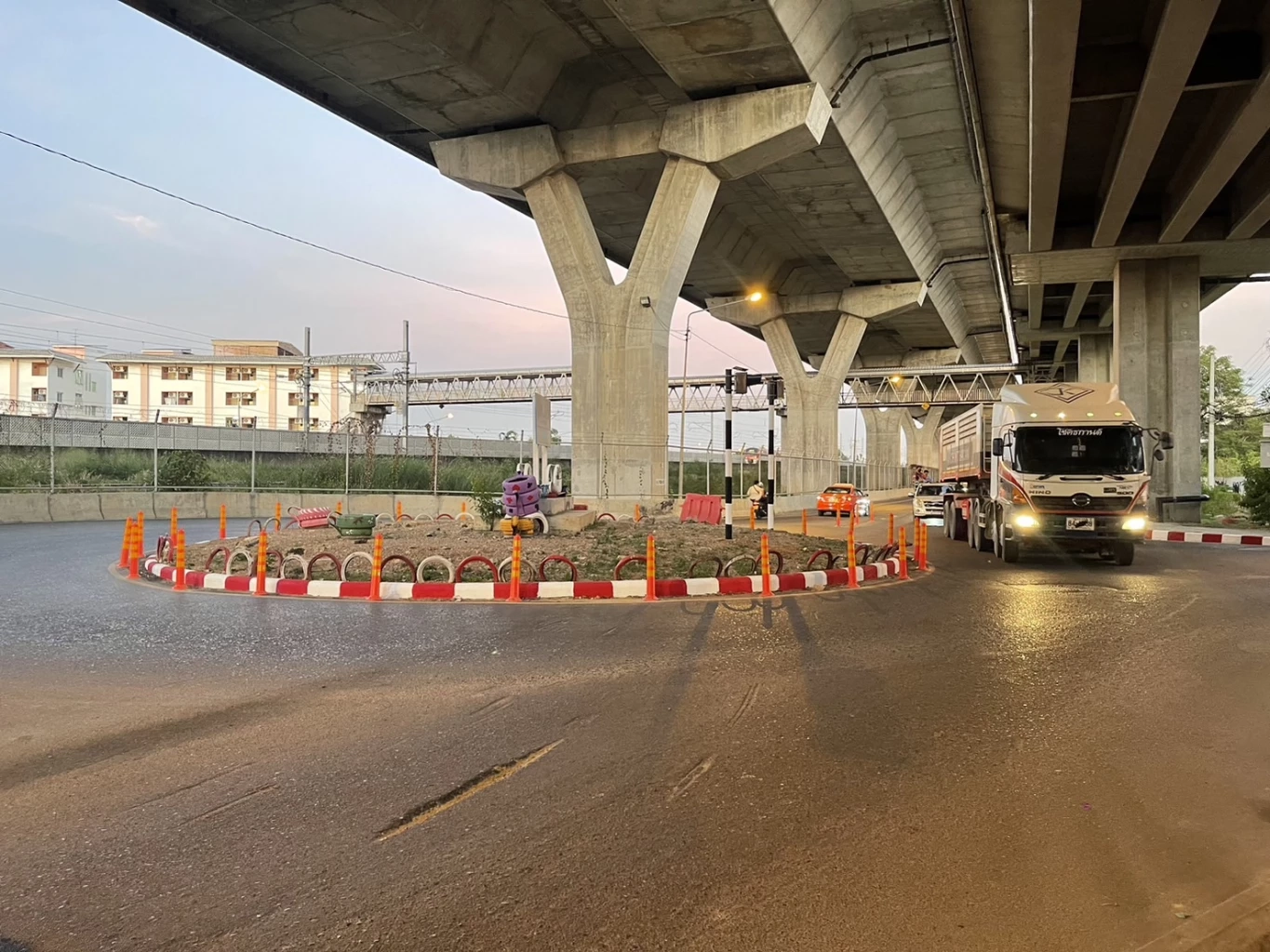 "ก้าวไกล"จี้หน่วยงานรัฐเพิ่มความปลอดภัยติดไฟส่องสว่าง“วงเวียนชัยพฤกษ์”