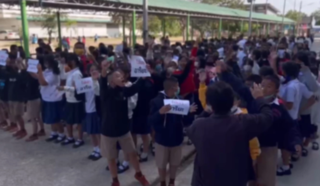 ดราม่าอาหารกลางวัน ยังไม่จบ! ผู้ปกครอง-นร. ลุกฮือประท้วงไล่ ผอ. (มีคลิป)