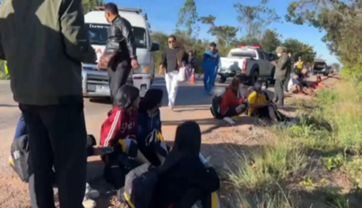 คนขับหลับใน! รถ 6 ล้อ รับส่งนักเรียน เสียหลักพุ่งตกข้างทาง บาดเจ็บกว่า 10 คน