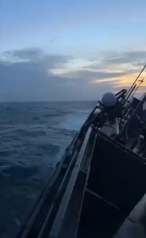 ด่วน! คลื่นซัดเรือหลวงสุโขทัยเอียง ทร.ระดมกำลังเข้าช่วยเหลือ (คลิป)