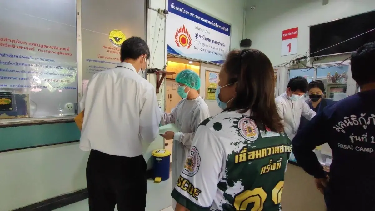 ลูกชายเข้ารับศพ 2 ตายาย ขับรถตกคลอง