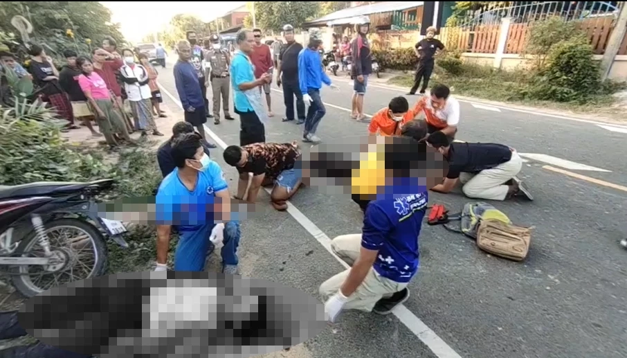 สลด! นร.ชาย ขี่รถซ้อน 3 ถูกอริไล่ถีบ รถเสียหลักชนเสาไฟฟ้าดับคาที่ (มีคลิป)