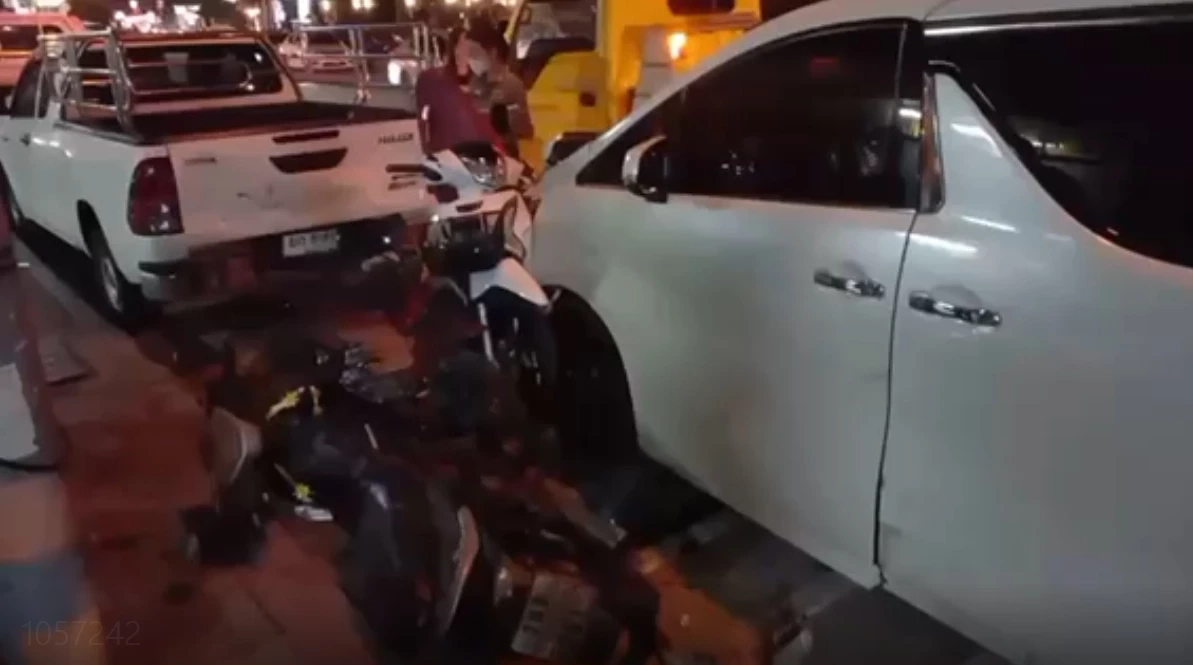 แอล กมลวรรณ ขับอัลพาร์ด เสียหลัก ชนระเนระนาด 