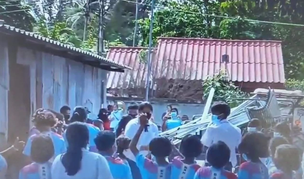 นักเรียนเกาะหลีเป๊ะ ยกมือไหว้ขอร้องเอกชน อย่าปิดทางเข้า-ออก รร. (มีคลิป)