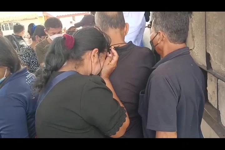 บรรยากาศ ฌาปนกิจ นายพงศกร กว่าจะเผาร่างไหม้ทั้งหมดต้องทำถึง 5 ครั้ง ยิ่งทำให้บรรดาญาติโศกเศร้าเพิ่มขึ้น