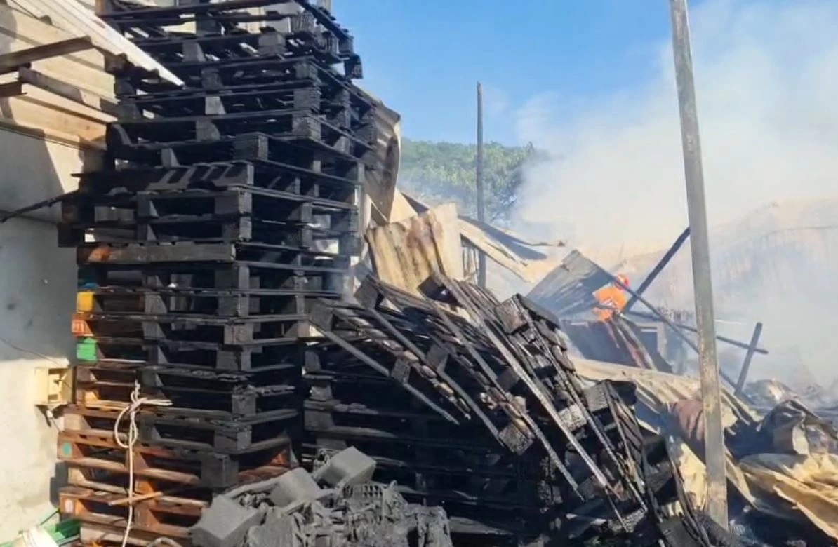 ไฟไหม้โรงงานกระดาษ ย่านหนองแขม เจ้าของสงสัยถูกวางเพลิง