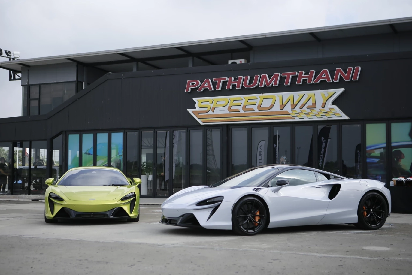สัมผัสสมรรถนะแบบเอ็กซ์คลูซีฟ  McLaren Artura Plug-In Hybrid