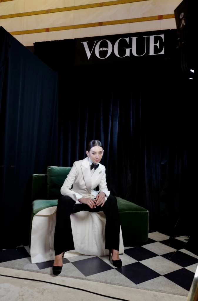 ตะลึงกันทั้งงาน “เบลล่า” ลุคใหม่แต่งบอย ใส่ทักซิโด้ เดินพรมแดง Red Sea Film