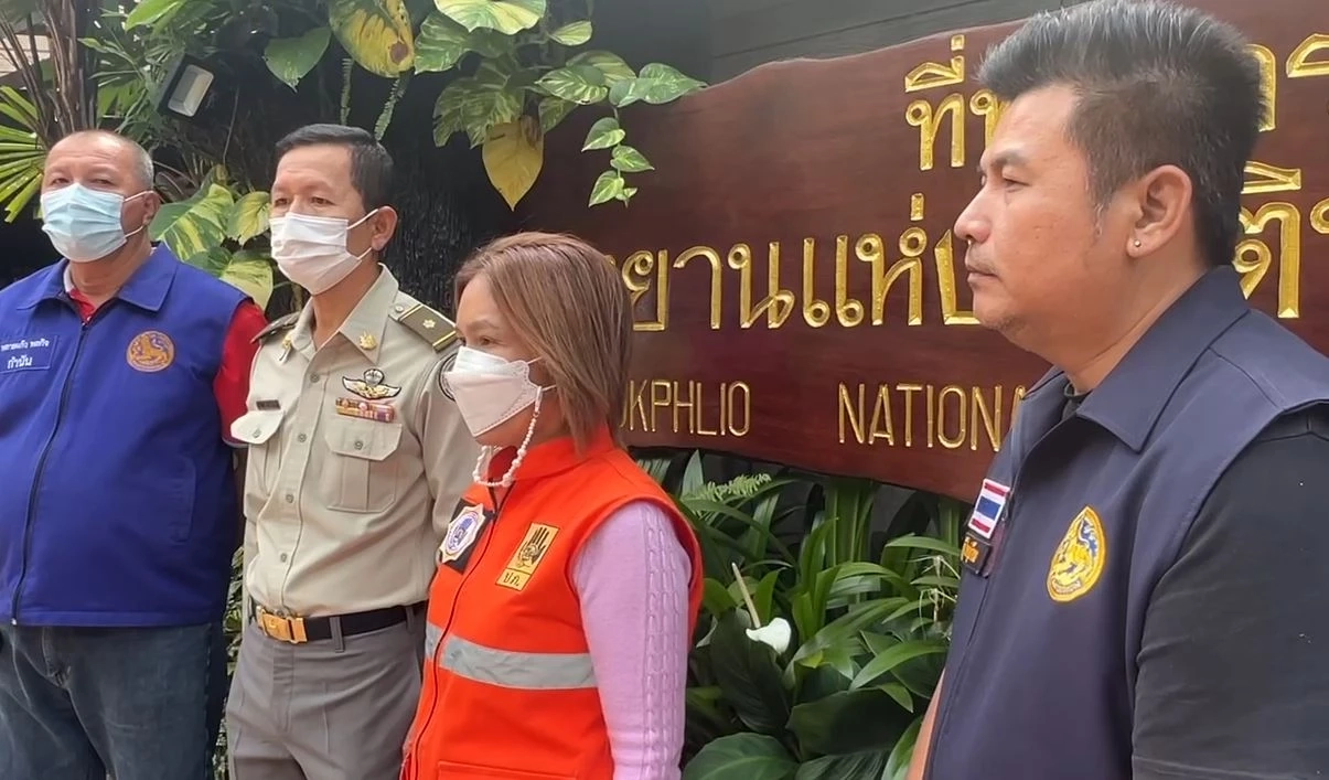 สลด! เสาไฟใน อช.น้ำตกพลิ้ว ล้มทับนักท่องเที่ยวเสียชีวิต