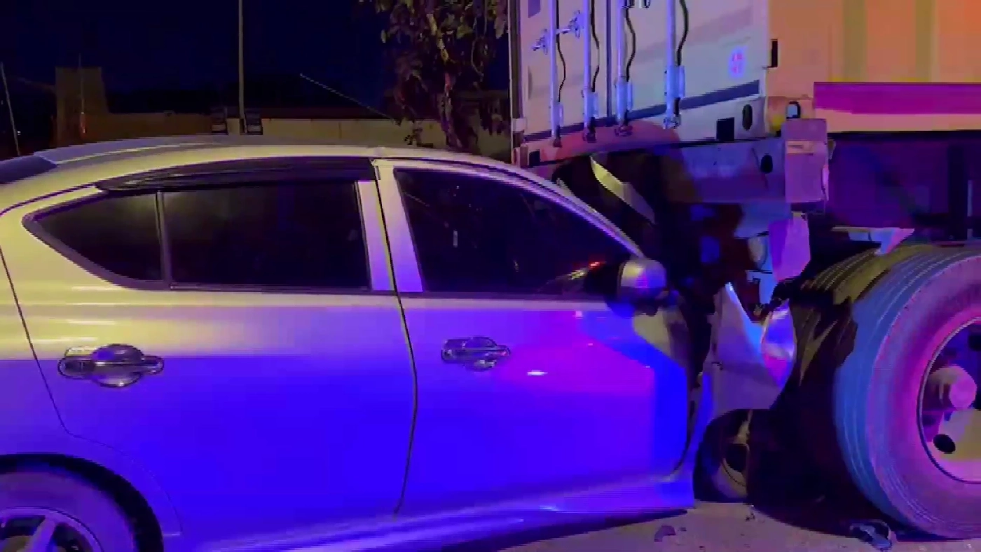 หนุ่มขับเก๋งพุ่งชนท้ายพ่วง 18 ล้อ ทางด่วนมอเตอร์เวย์ ดับคาที่ คาดหลับใน