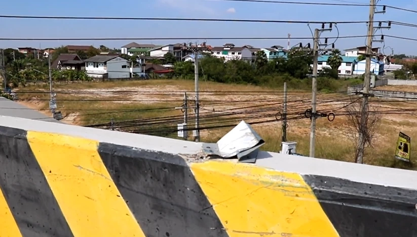 ร่องรอยการเฉี่ยวชนในจุดที่เกิดเหตุ