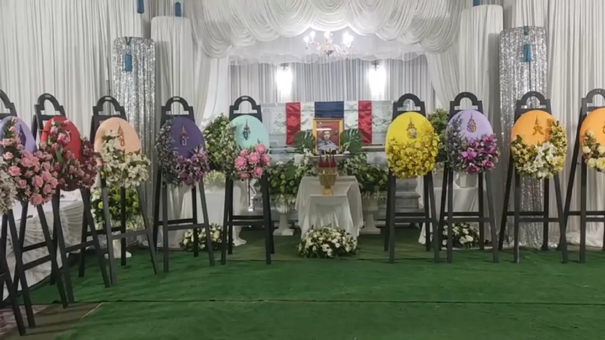 ในหลวง และพระบรมวงศานุวงศ์ พระราชทานพวงมาลา วางหน้าหีบศพ 2 ราชนาวีที่เสียชีวิตจากเหตุเรือหลวงสุโขทัยอับปาง
