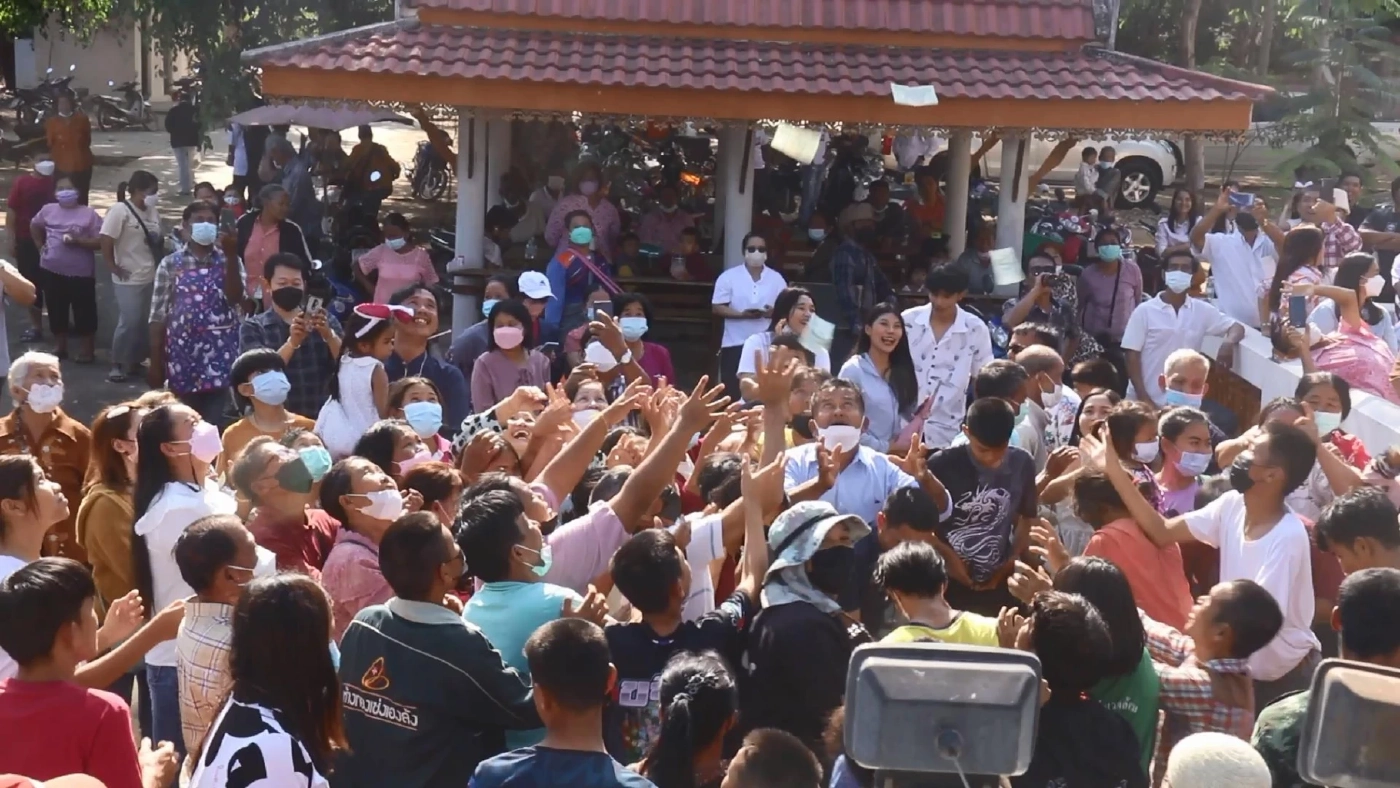 วัดแทบแตก! ลุงนาคโปรยทานงานบวชหลานชายกว่า 1 แสนบาท