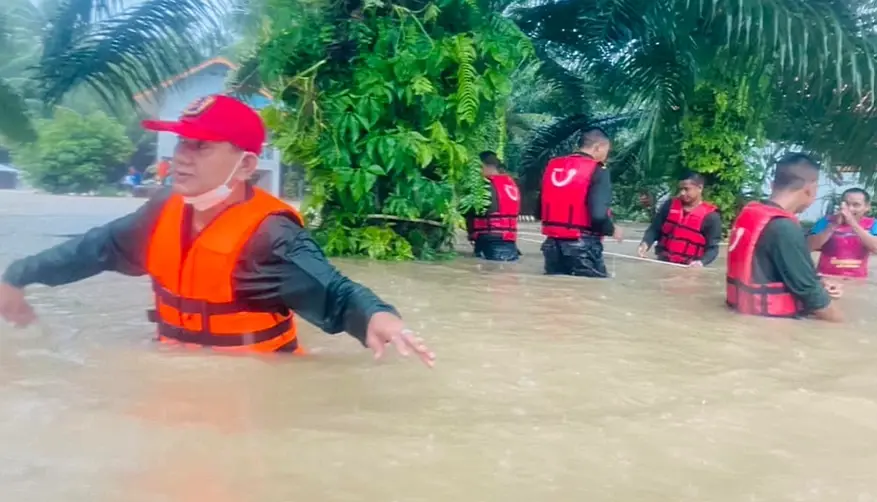 ด่วน! ฝนถล่มน้ำป่าทะลักเมืองคอน ท่วมบ้าน -รถยนต์ ปชช. หลายพื้นที่ (มีคลิป)