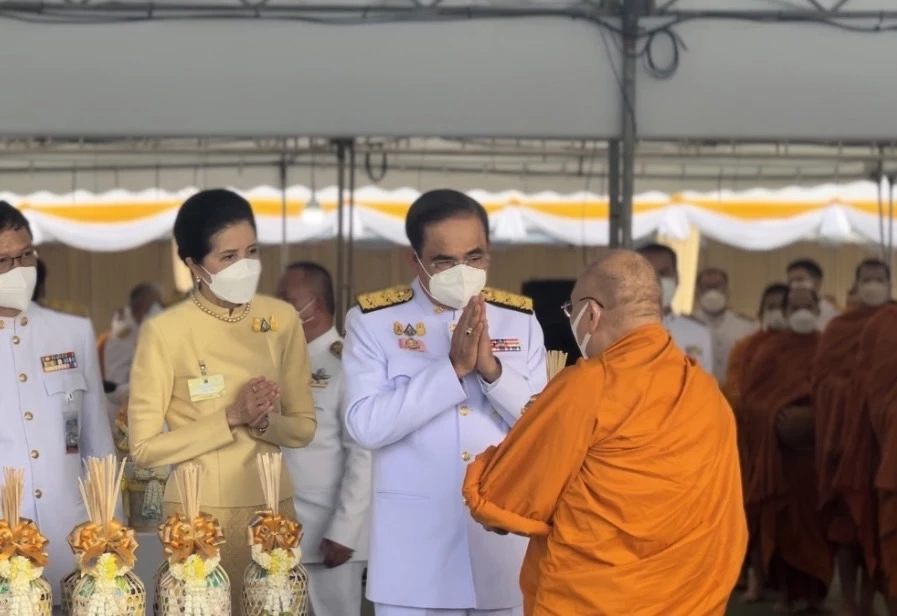 นายกฯ นำครม.-ปชช. ร่วมทำบุญตักบาตรพระ 189 รูป “วันพ่อแห่งชาติ”