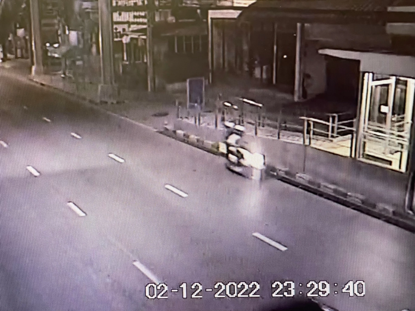 เร่งไล่ล่าวัยรุ่นขี่จยย.ไล่ฟันหนุ่ม 16 ก่อนเสียหลักพุ่งชนเสาดับ (มีคลิป)