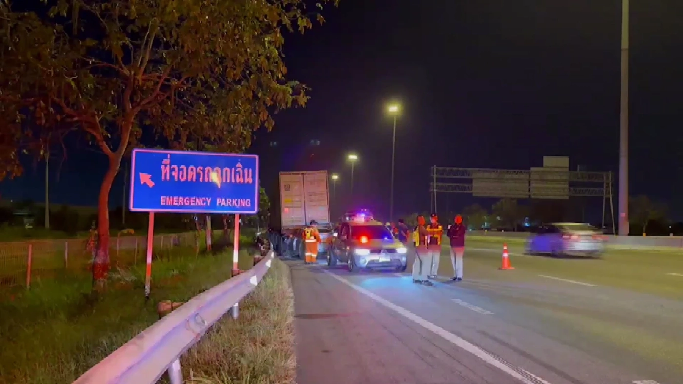 หนุ่มขับเก๋งพุ่งชนท้ายพ่วง 18 ล้อ ทางด่วนมอเตอร์เวย์ ดับคาที่ คาดหลับใน