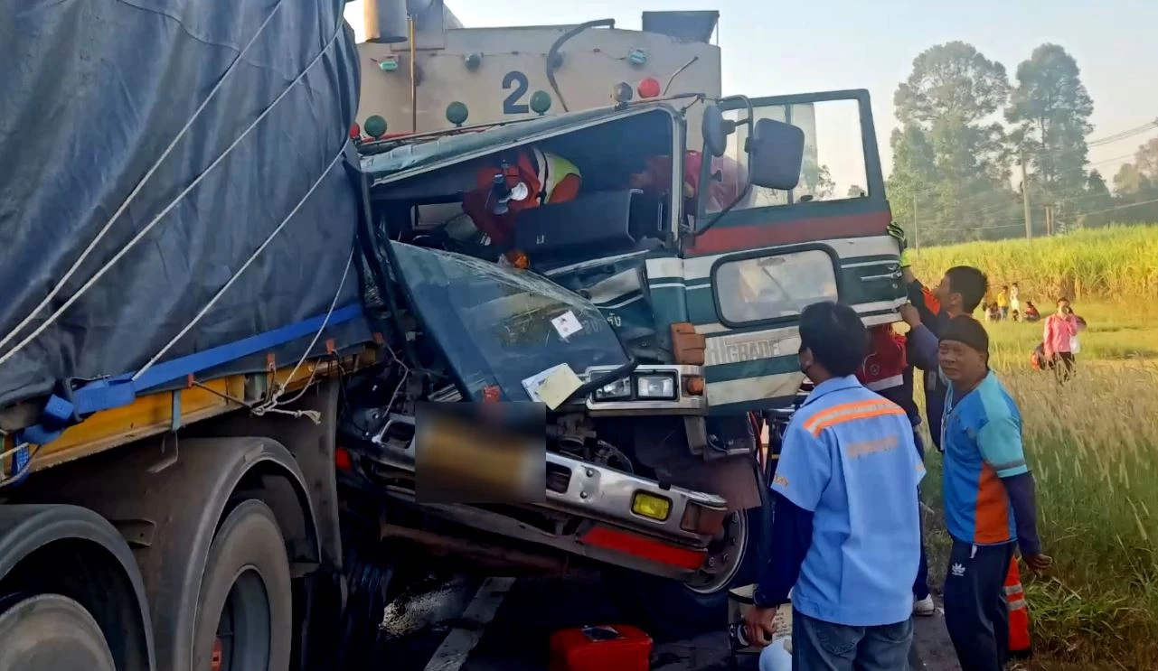 รถทัวร์หนองคาย-ระยอง เสียหลักตกร่องกลาง ผู้โดยสารเจ็บเล็กน้อย 4 ราย