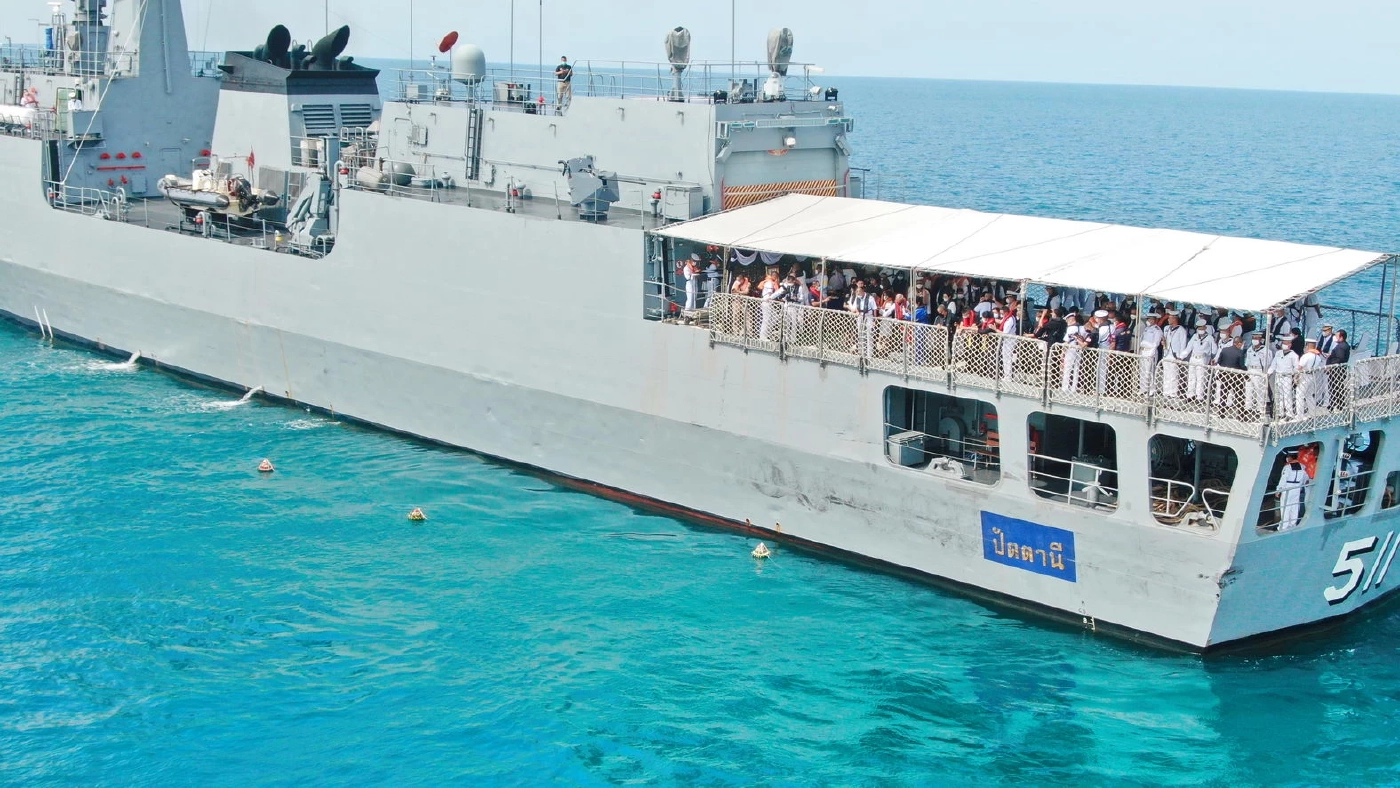 ทร.นำอัฐิ 3 วีรชน "เรือหลวงสุโขทัย" ทำพิธีลอยอังคาร ส่งดวงวิญญาณ