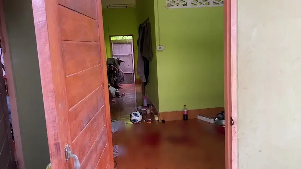 สภาพภายในห้องมีร่องรอยการต่อสู้
