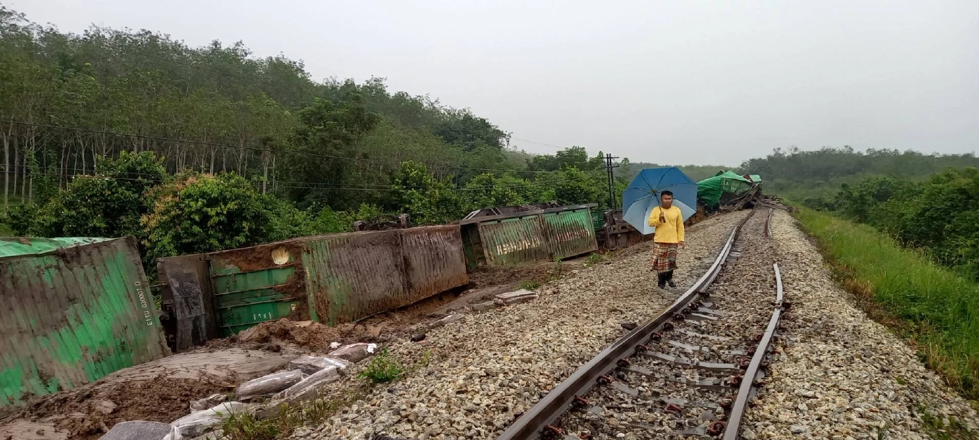 ด่วน! คนร้ายลอบวางระเบิดรถไฟบรรทุกสินค้า ตู้คอนเทนเนอร์ตกรางเสียหายยับ
